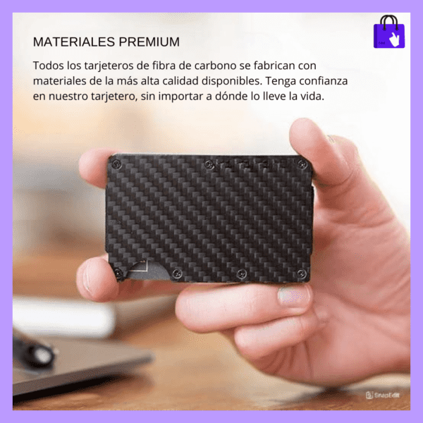 Detalle cercano del material de fibra de carbono del tarjetero, mostrando su textura ligera, resistente y moderna. Perfecto para quienes buscan durabilidad y estilo en un accesorio compacto.
