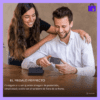 Hombre sonriente junto a su pareja, feliz al recibir un tarjetero de fibra de carbono como regalo. Escena que resalta la emoción de un regalo elegante y práctico.