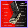 Comparación entre un tarjetero de fibra de carbono compacto y una cartera convencional voluminosa. El tarjetero destaca por su diseño delgado, ligero y moderno frente a la cartera tradicional.